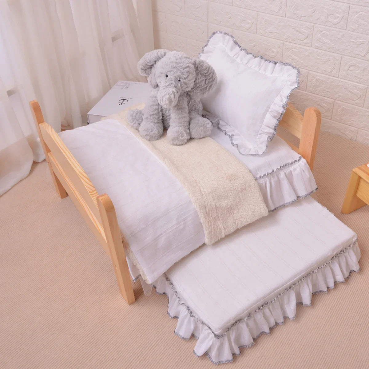 Cute Solid Wood Pet Bed Dog Comfortable Bed Free Full Set of Bedding Pet Supplies Removable and Washable Pet Bed